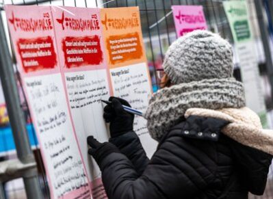 Besucher:innen konnten auf dem Neumarkt ihre Gedanken zum Frieden aufschreiben.