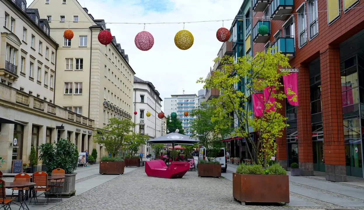 Blick in die Innere Klosterstra&szlig;e mit Au&szlig;engastronomie und der neuen Lichtinstallation.