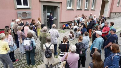 Teilnehmende der Stolpersteinverlegung für Familie Sommerfeld/Kaes