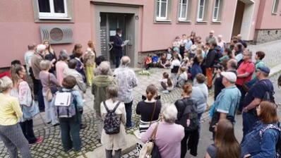 Teilnehmende der Stolpersteinverlegung für Familie Sommerfeld/Kaes