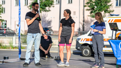 STADTRADELN-Stars Marcel und Cindy sowie Koordinatorin Sarah Arnold auf der Bühne beid der #chemnitzdrehtamradtour2025