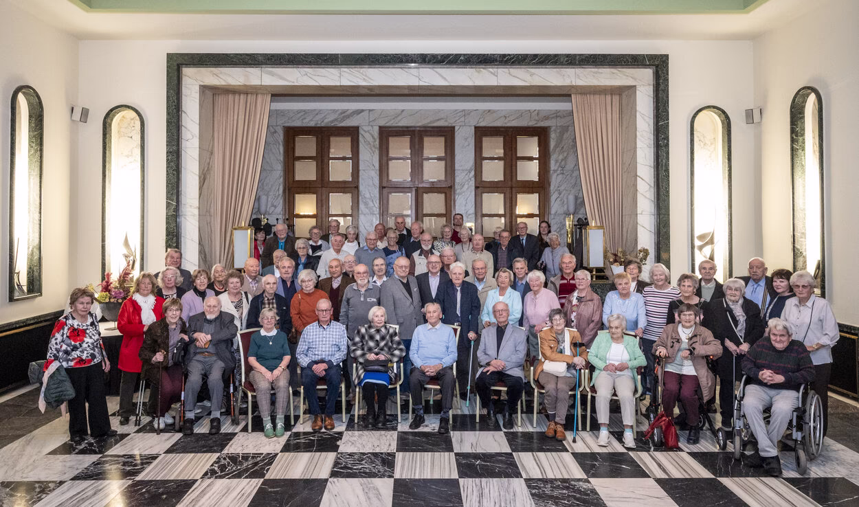 Zeitzeugen des Bombenangriffs auf Chemnitz am 5. M&auml;rz 1945 waren am Vortag des Chemnitzer Friedenstages 2026 zu einem gemeinsamen Kaffeetrinken mit Sch&uuml;lerinnen und Sch&uuml;ler eingeladen und kamen mit ihnen ins Gespr&auml;ch.