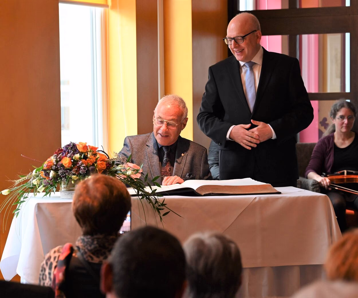 Prof. Dr. Rafael Wertheim (links) tr&auml;gt sich im Beisein von Oberb&uuml;rgermeister Sven Schulze in das Goldene Buch der Stadt Chemnitz ein.