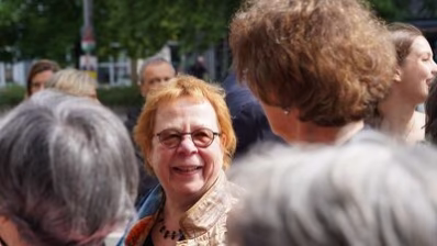 Teilnehmende der Stolpersteinverlegung für Familie Strauß