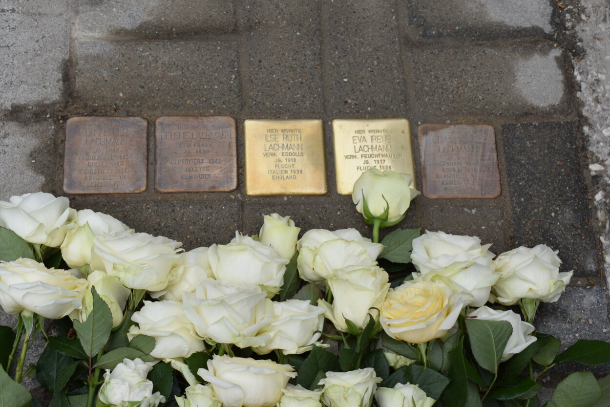 Zwei Stolpersteine für Familie Lachmann. Auf den Steinen steht: Hier wohnte Ilse Ruth Lachmann, verh. Eddolls, Jg. 1913, Flucht, Italien 1938, England  |  Hier wohnte Eva Irene Lachmann, verh. Feuchtwanger, Jg. 1917, Flucht 1938, England