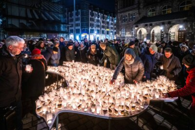 Der Chemnitzer Friedenstag fand um 21 Uhr seinen Abschluss am Friedenskreuz auf dem Neumarkt unter dem Glockengeläut der Chemnitzer Kirchen.