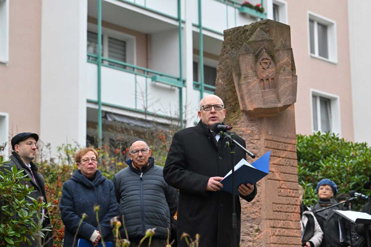 Oberbürgermeister Sven Schulze spricht an der Stele am Stephanplatz zur Gedenkveranstaltung an die Opfer der Reichpogromnacht