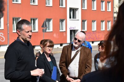 Pate Michael Müller ehrt die Familie Bauer.