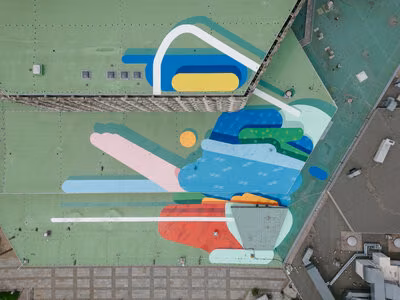 Kunstwerk auf den Dächern der Stadthalle Chemnitz.