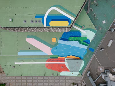 Kunstwerk auf den Dächern der Stadthalle Chemnitz.