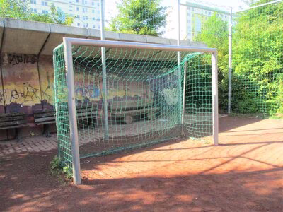 Spielplatz Alfred-Neubert-Straße, Tor