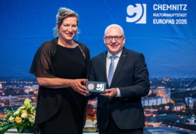 Claudia Großkopp wird mit dem Ehrentaler der Stadt Chemnitz geehrt.