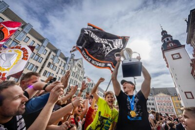 Kapitän Jonas Richter beim Feiern mit den Fans auf dem Markt