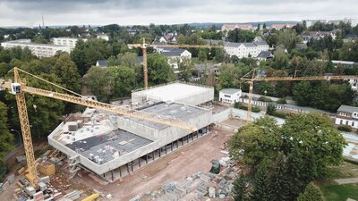 Baufortschritt September 2022 - die Dachflächen sind nun nahezu geschlossen - das teilweise überdachte Erdgeschoss ist nun gut zu sehen