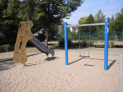Spielplatz Bodelschwinghplatz, Rutsche, Schaukel, Bolzplatz und Skaterelement (Stadtteil Altendorf)