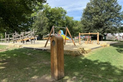 Auf dem Spielplatz wurden Rufsäulen installiert, die speziell für Kinder zum Spielen und Entdecken gedacht sind.