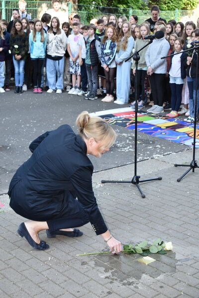 Bürgermeistern Dagmar Ruscheinsky legte eine Rose an den frisch verlegten Stolperstein.