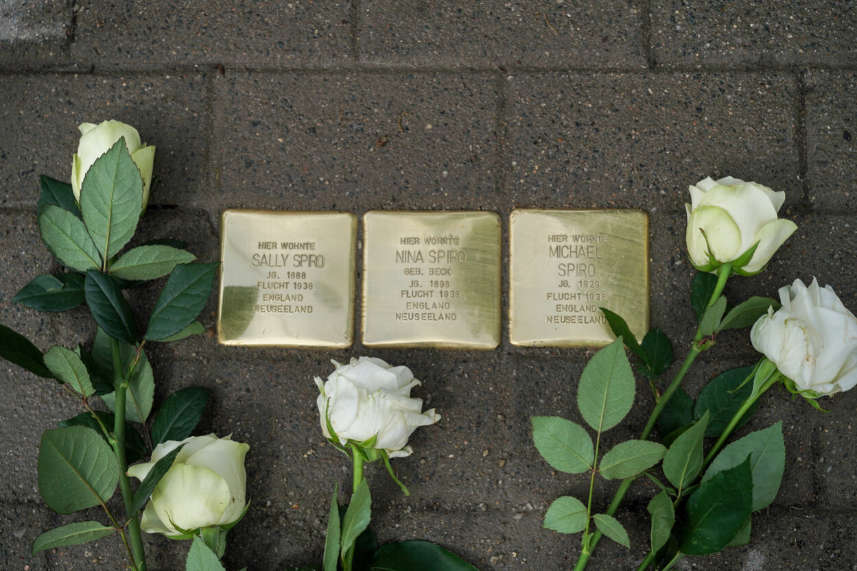 3 Stolpersteine für Familie Spiro. Auf den Steinen steht: Hier wohnte Sally Spiro, Jg. 1888, Flucht 1938, England, Neuseeland  |  Hier wohnte Nina Spiro, geb. Beck, Jg. 1898, Flucht 1938, England, Neuseeland  |  Hier wohnte Michael Spiro, Jg. 1929, Flucht 1938, England, Neuseeland