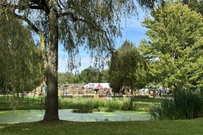 Der Spielplatz liegt an einem kleinen Teich.
