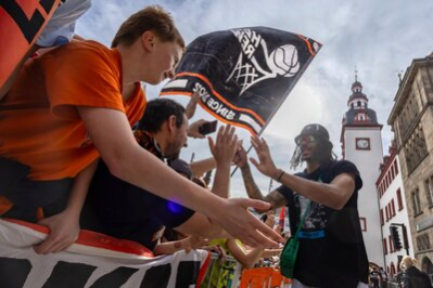 Kevin Yebo beim Feiern mit den Fans auf dem Markt
