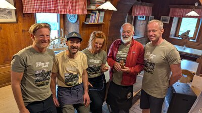 Geschenkübergabe in der Chemnitzer Hütte