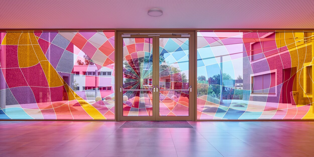 Der umgesetzte Entwurf "Glasballon" des Wettbewerbs "Kunst am Bau" in der Grundschule Südlicher Sonnenberg