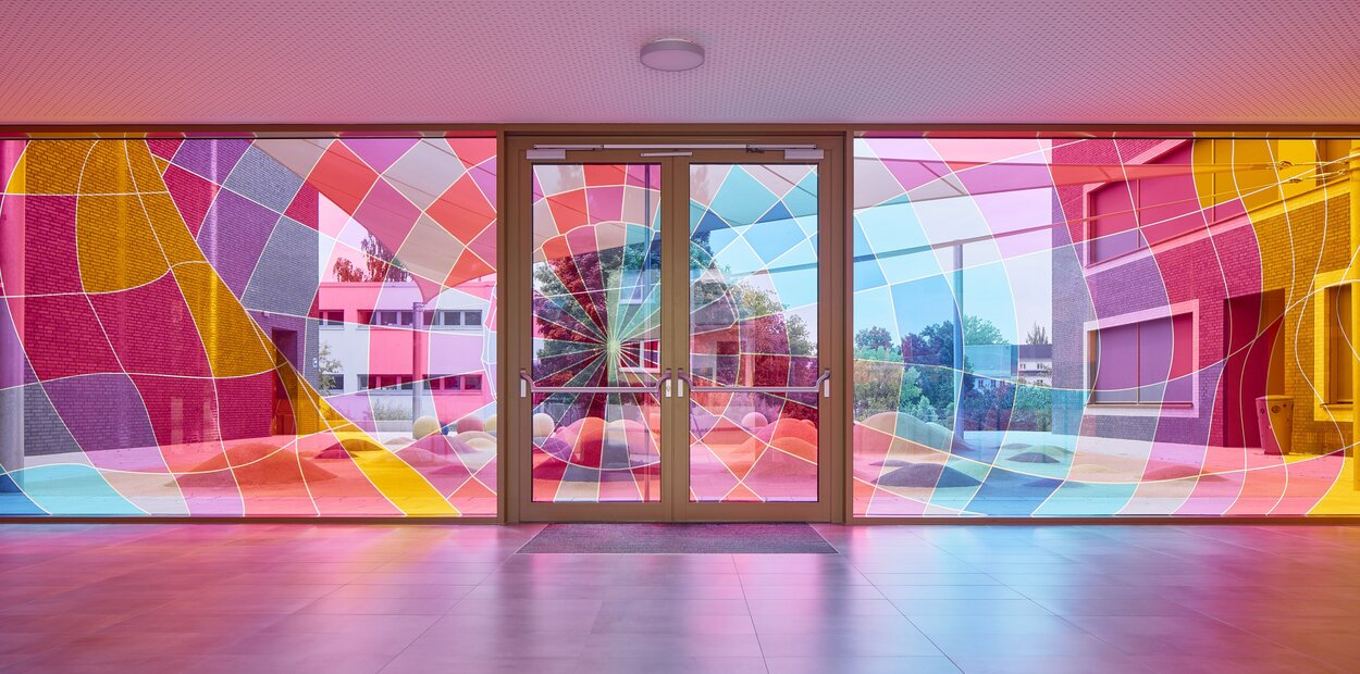 Der umgesetzte Entwurf "Glasballon" des Wettbewerbs "Kunst am Bau" in der Grundschule Südlicher Sonnenberg