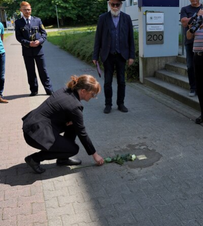 Rosenverlegung an den Stolperstein von Emil Wallner