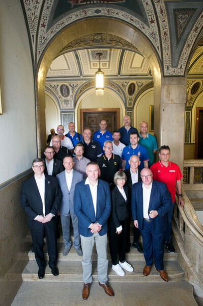 Gruppenfoto der teilnehmenden Nationen im Rathaus der Stadt.