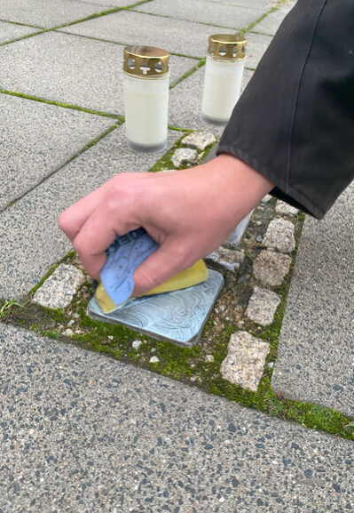 Zahlreiche Chemnitzer:innen beteiligten sich am Putzen der Stolpersteine.