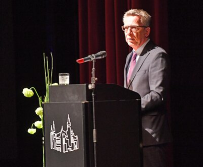 Die Laudatio hielt Dr. Thomas de Maizière, langjähriger Bundes- und Landesminister.