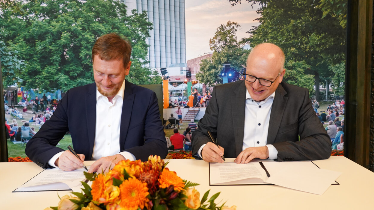 Ministerpräsident Michael Kretschmer (links) und Oberbürgermeister Sven Schulze (rechts) unterzeichneten den Letter of Intent.