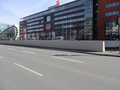Graffitifläche für Auftragsarbeit: Brüstungsmauern zur Tiefzufahrt Bahnhofstraße