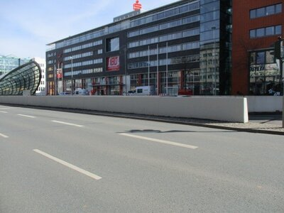 Graffitifläche für Auftragsarbeit: Brüstungsmauern zur Tiefzufahrt Bahnhofstraße