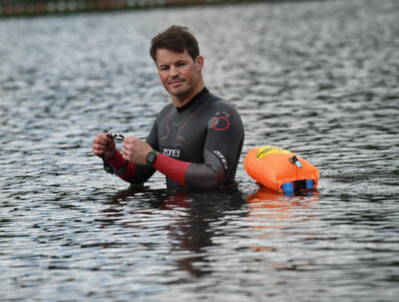 Joseph Heß trainiert unter anderem im Stausee Oberrabenstein für sein Vorhaben, den Rhein entlang zu schwimmen.