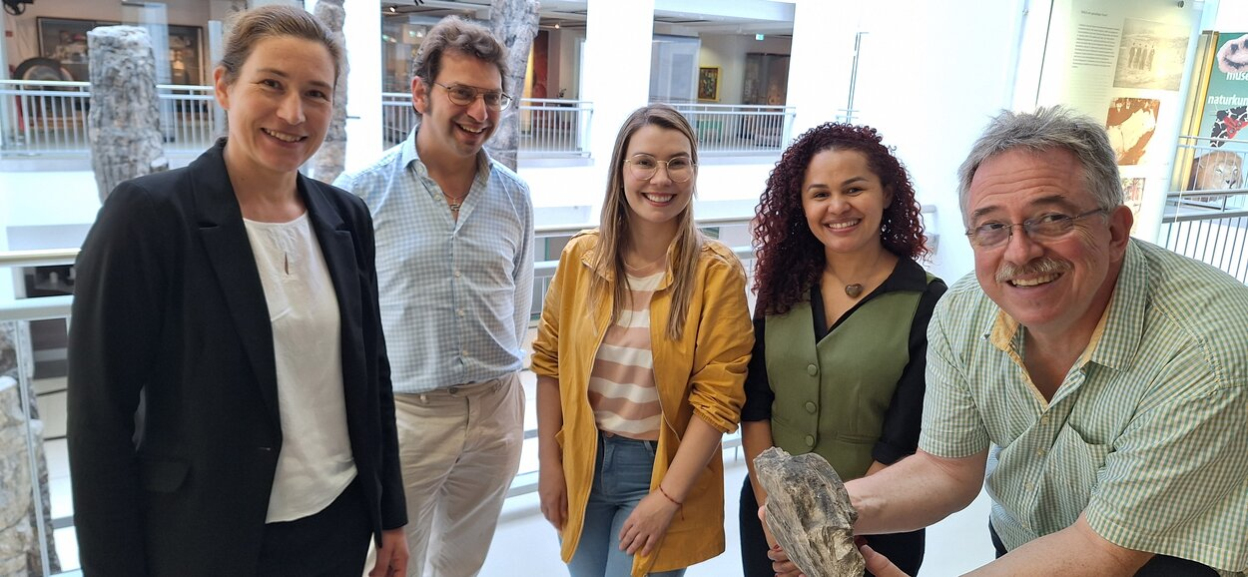Dr. Thorid Zierold (amt. stellvertetende Amtsleiterin des Kulturbetriebs), Dr. Ilja Kogan (Sachgebietsleiter Naturwissenschaften im Museum für Naturkunde), Maria Edenilce P. Batista und Dimingas Maria Da Conceicao von der Universidade Regional do Cariri sowie Dr. Ronny Rößler (Leiter des Museums für Naturkunde) vor dem Versteinerten Wald im TIETZ.