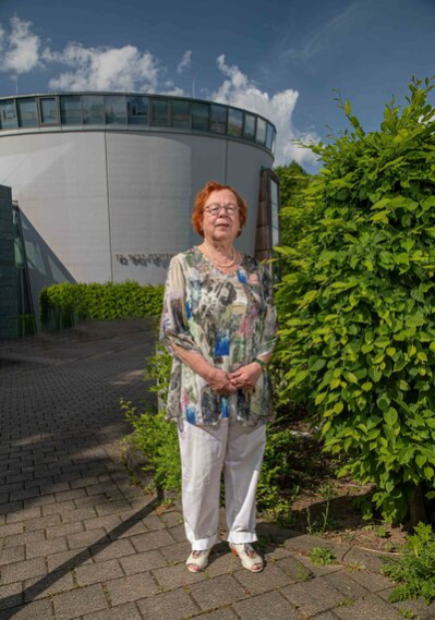 Dr. Ruth Röcher vor der Synagoge in Chemnitz.