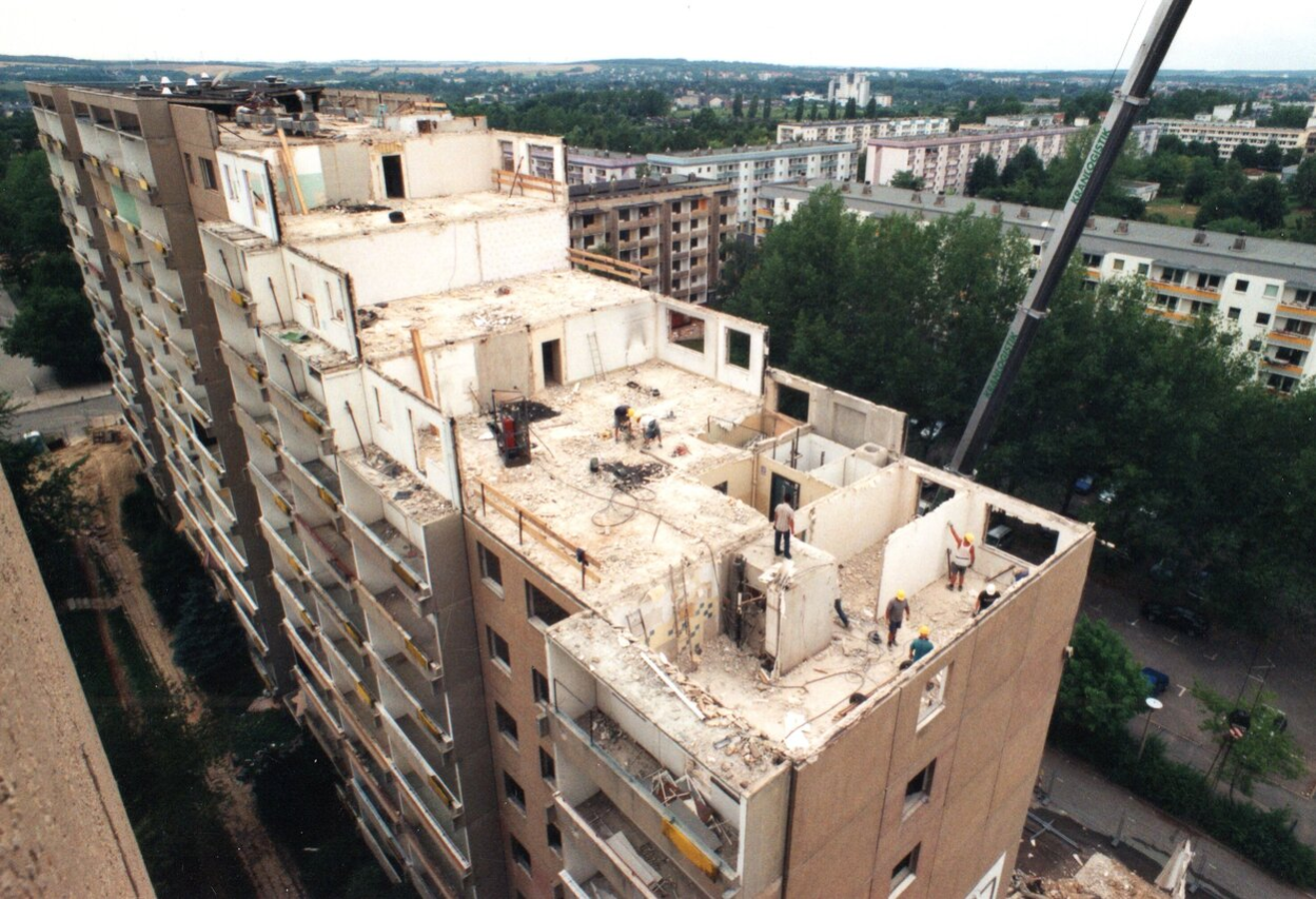 Rückbauarbeiten eines Wohnblocks im Jahr 2006 auf der Dr.-Salvador-Allende-Straße 156-160.