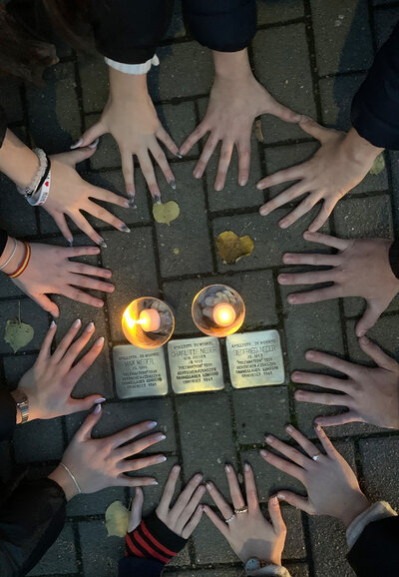 Auch Kinder und Jugendliche beteiligten sich an den Lichterwegen und putzten Stolpersteine - hier bei den Solpersteinen für Max, Charlotte und Siegried Neger