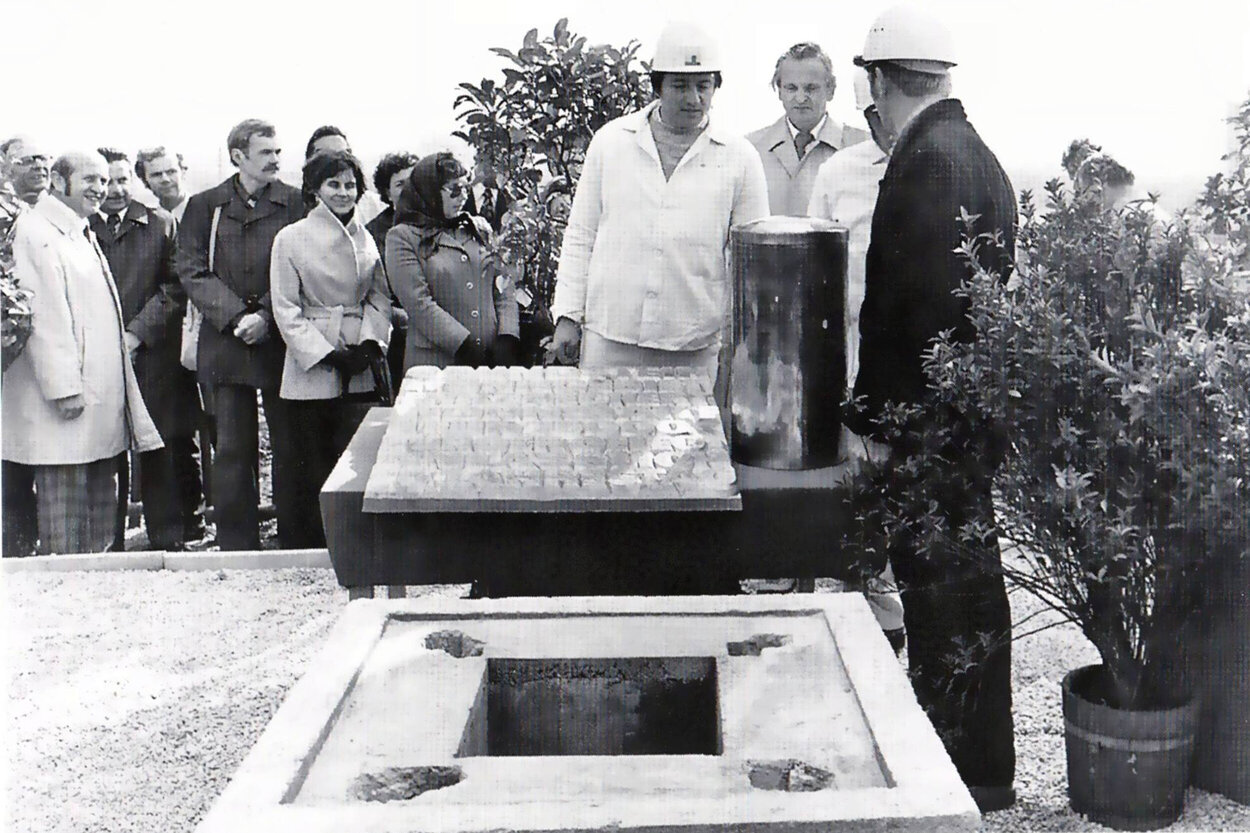 Die Grundsteinlegung des Fritz-Heckert-Wohngebietes erfolgte im Jahr 1974. In die Platte wurde eine Zeitkapsel versenkt.