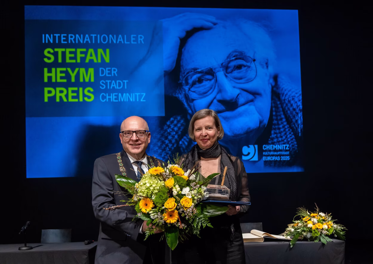 Jenny Erpenbeck und Oberb&uuml;rgermeister Sven Schulze zur Internationalen Stefan-Heym-Preisverleihung 2023.