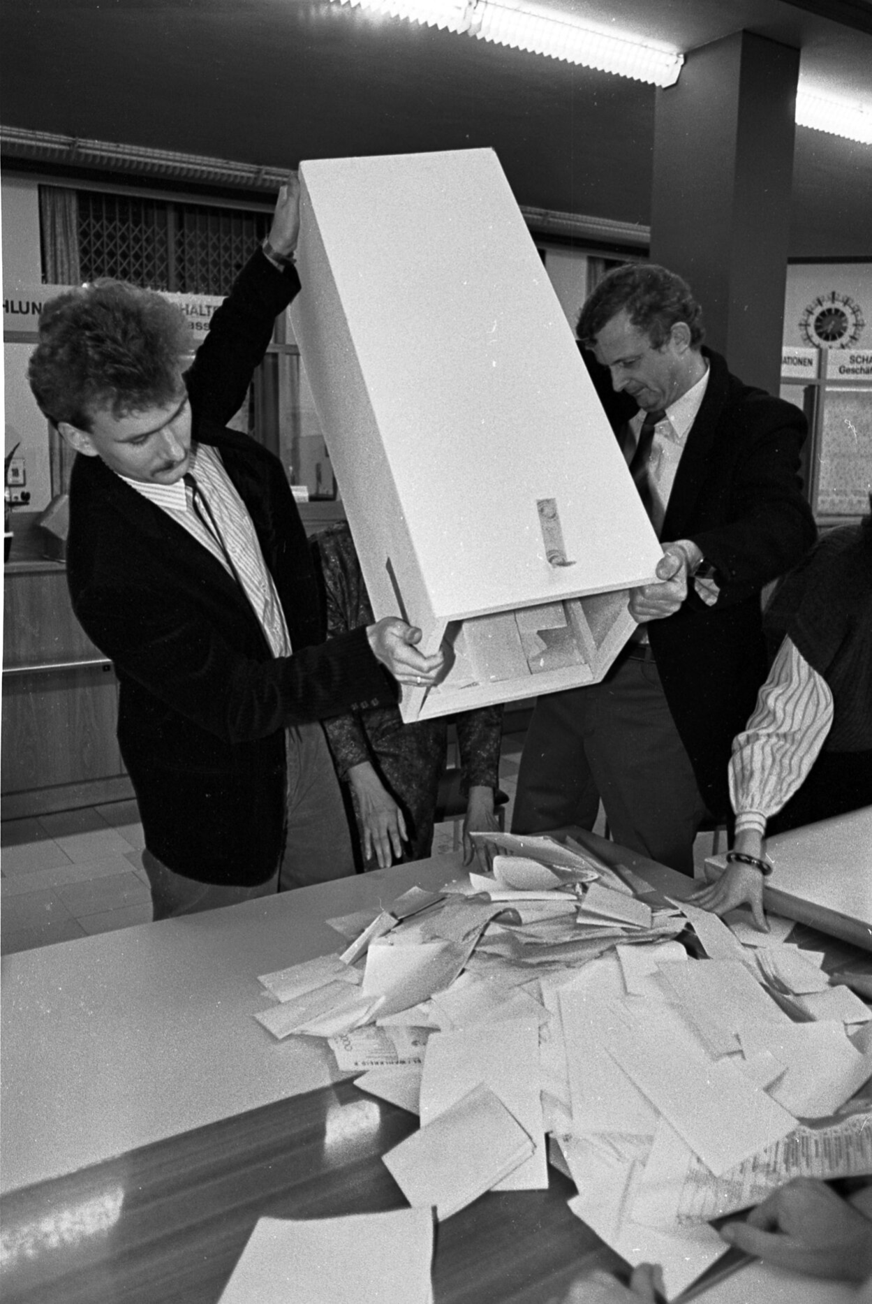 Die Stimmen der ersten freien Wahlen in der DDR am 18. März 1990 werden ausgezählt.