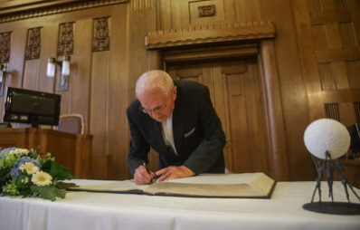 Hartwig Albiro bei der Eintragung ins Goldene Buch der Stadt Chemnitz