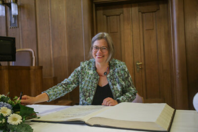 Nancy Gibson bei der Eintragung ins Goldene Buch der Stadt Chemnitz