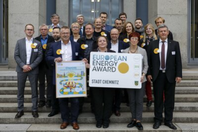 Bürgermeister Miko Runkel (5. v. l.) und das Energieteam der Stadt Chemnitz zur 12. Jahrestagung Kommunaler Energie-Dialog Sachsen in Dresden.