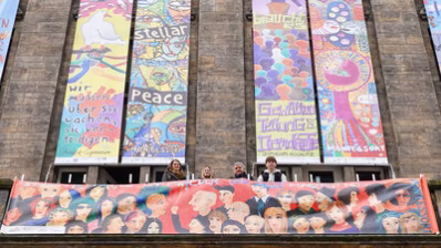 Friedensbanner am Rathaus