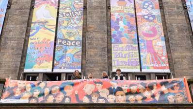 Friedensbanner am Rathaus