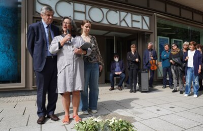 Angehörige der Familie Strauß halten eine Rede anlässlich der Stolpersteinverlegung