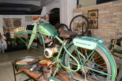 Blick in die Werkstattszene des  Fahrzeugmuseums