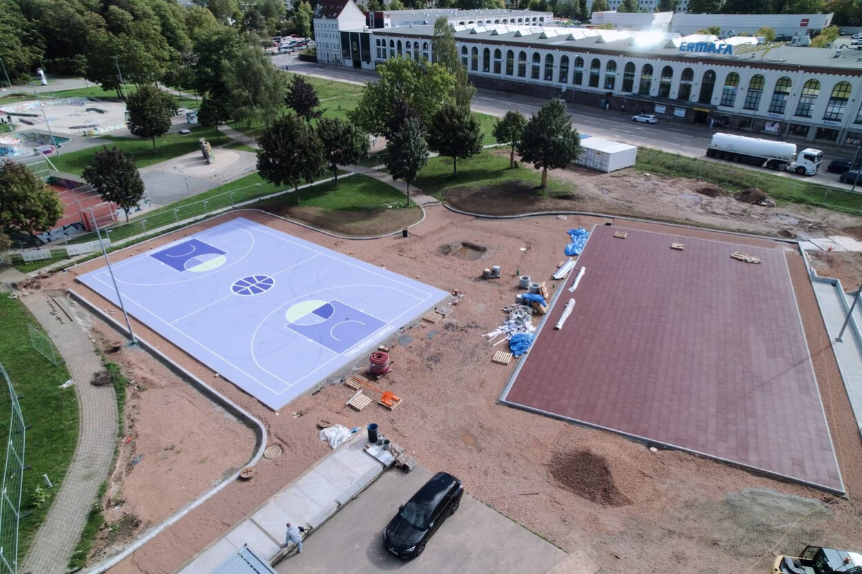 Luftbild am Konkordiapark: Das sanierte Spielfeld auf der linken Seite hat bereits einen bunten Vinylbetrag bekommen. Auf der rechten Seite der neue Basketballplatz, der nach FIBA-Vorgaben erstellt wird.